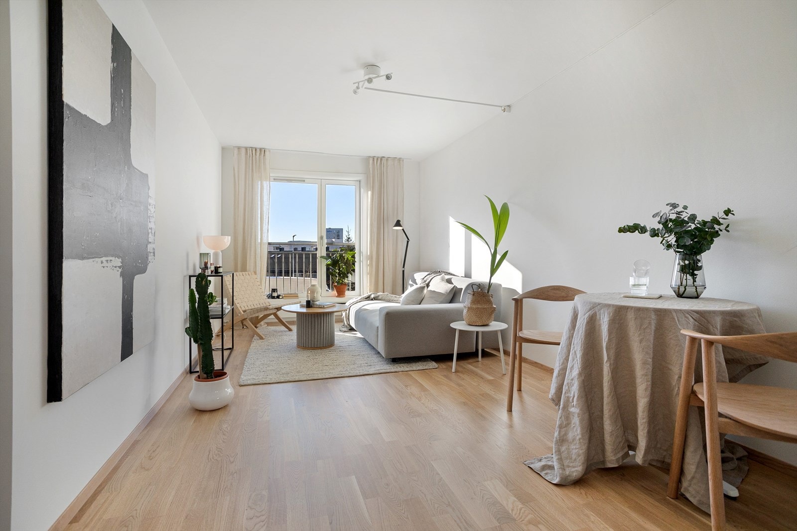 Stuen oppleves som hyggelig og romslig med god takhøyde, samt store vindusflater som gir rommet en luftig følelse Galleribilde