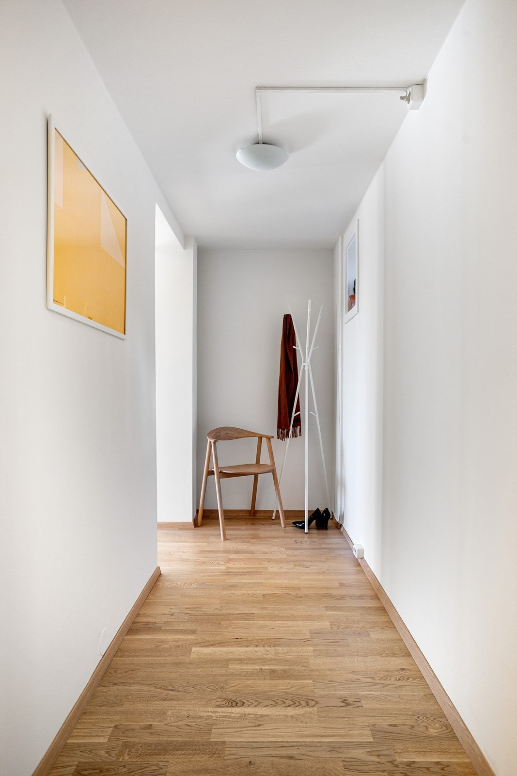 Romslig og innbydende entré/gang med plass til oppbevaring av yttertøy Galleribilde