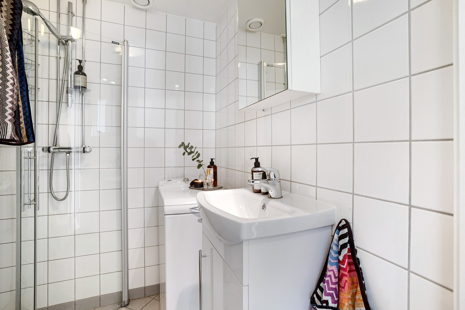 Badet har fått våtromsbevis av Anticimex, se vedlagt våtromsbevis i boligrapporten. Vaskemaskinen følger med boligen. Galleribilde