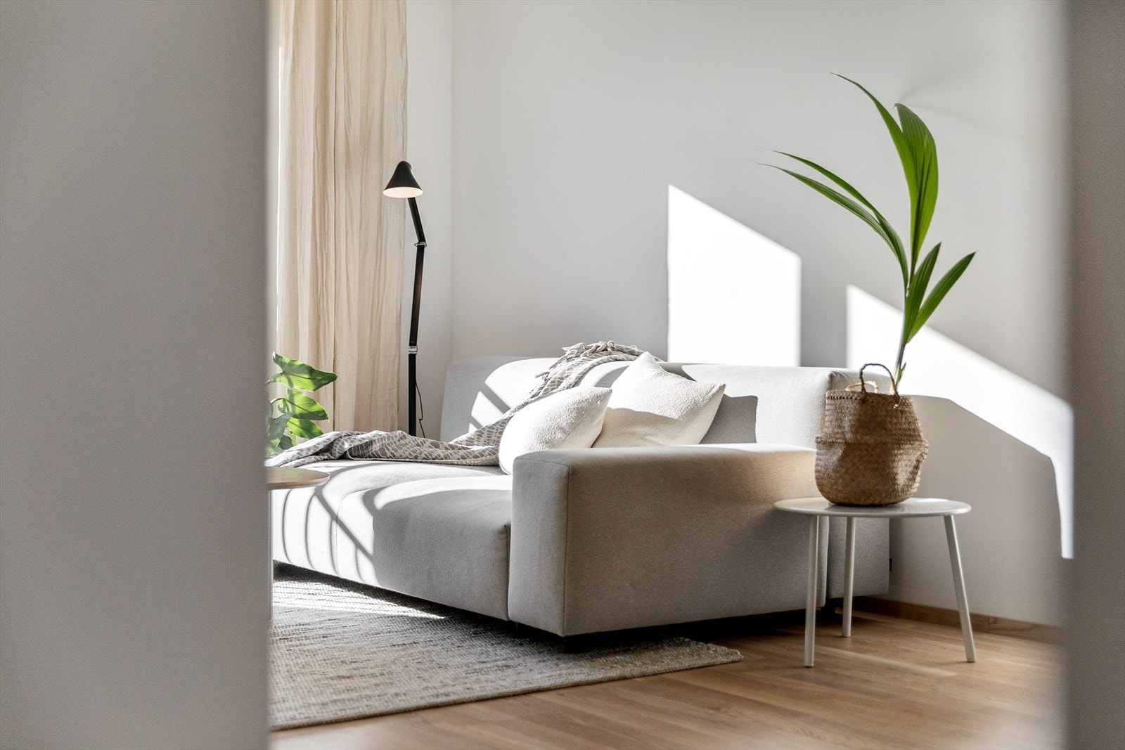 Eikeparkett, store vindusflater og kjøkkenets slette fronter er noe av det som gjør dette til en moderne og tidsriktig leilighet Galleribilde