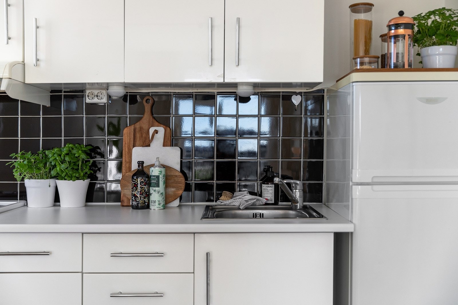 Kjøkkenet har godt med skap- og benkeplass - her blir matlaging en fryd! Galleribilde