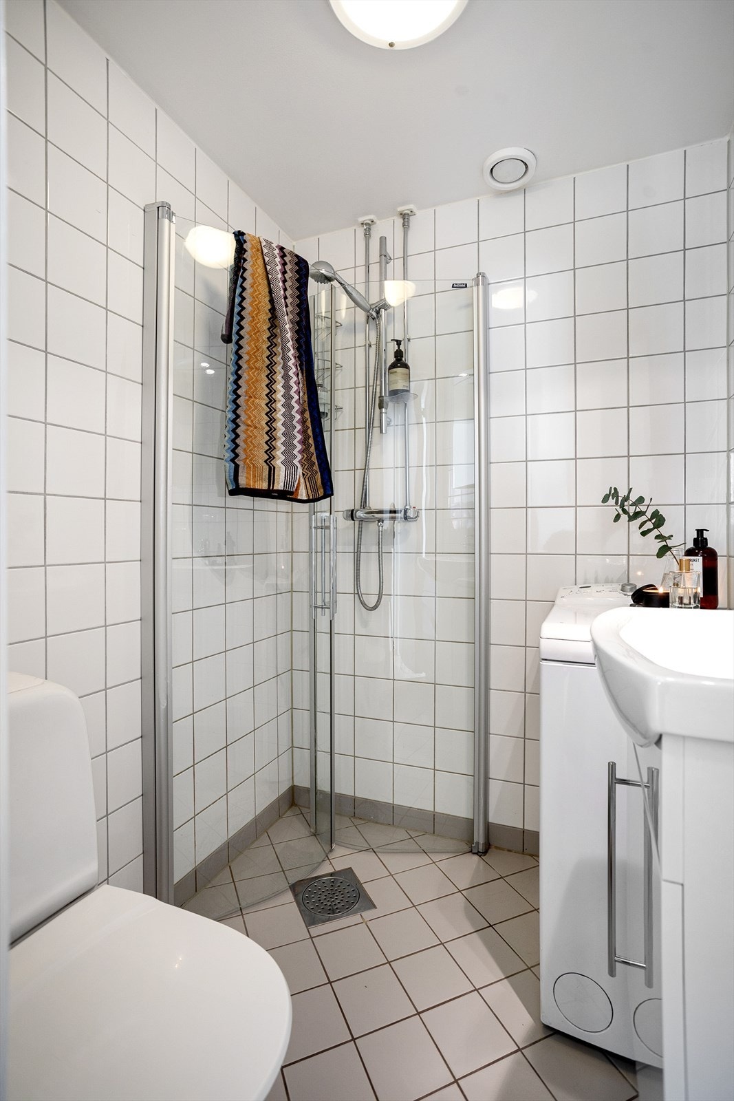 Pent og flislagt bad. Badet er pusset opp i regi av borettslaget, og var ferdigstilt i 2010. Galleribilde