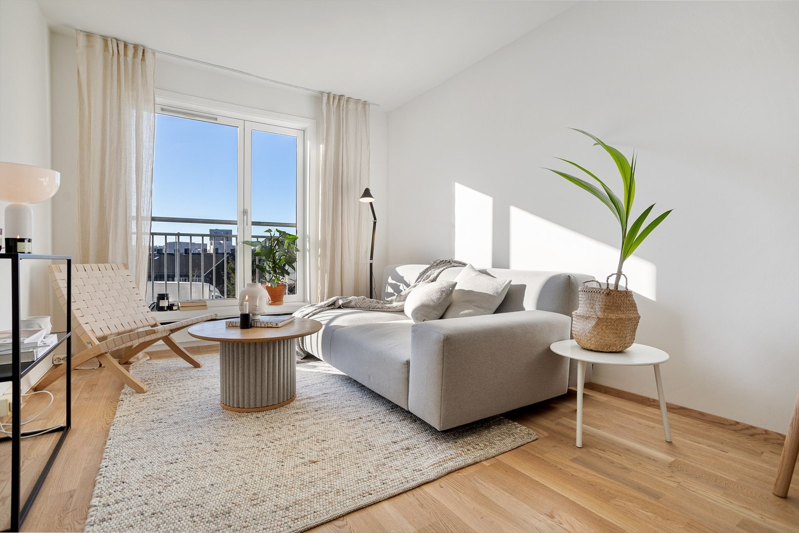 Velkommen til en innbydende, moderne 2-roms endeleilighet med franskbalkong og hyggelig utsyn Galleribilde