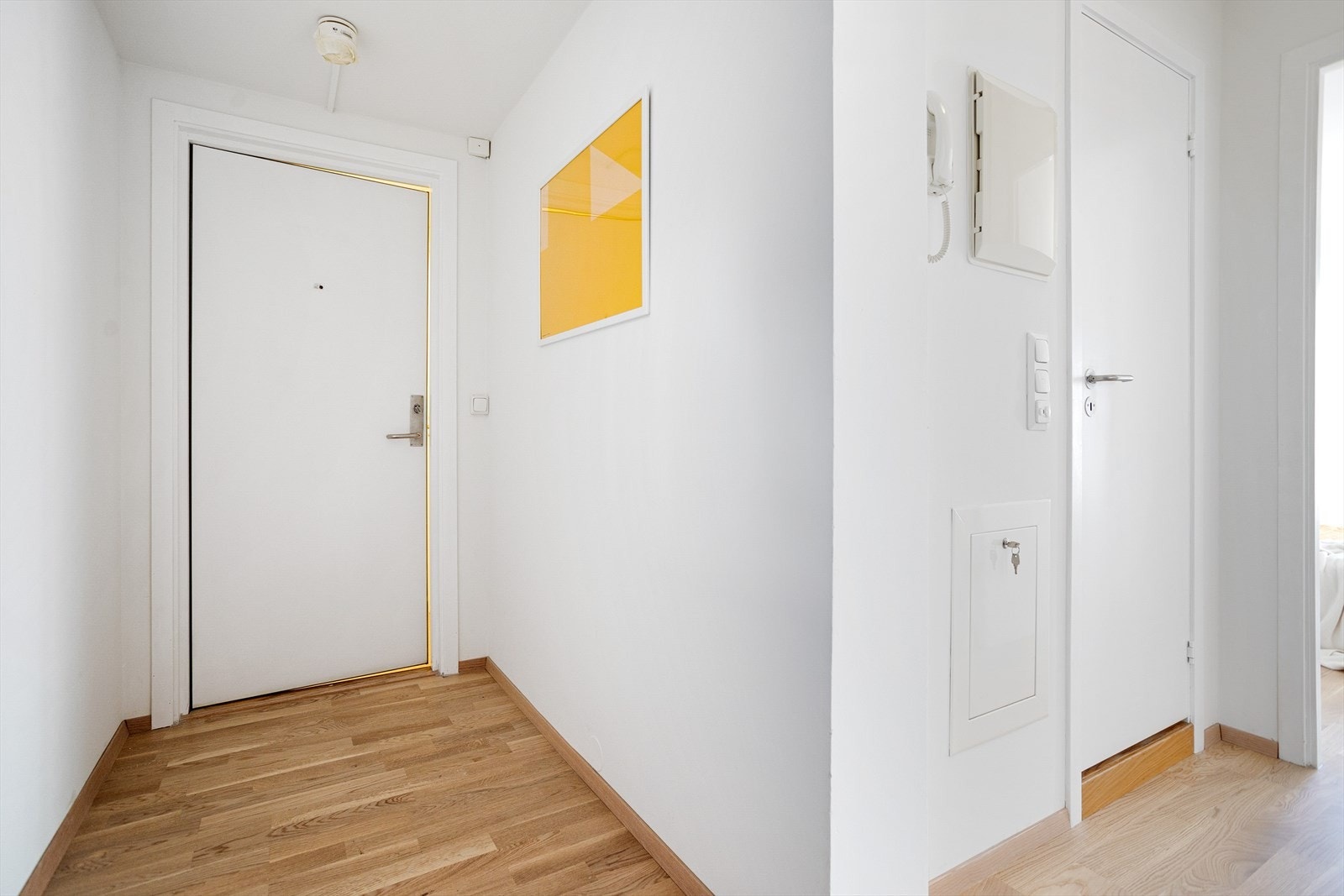 Velkommen inn! Førsteinntrykket er en lysmalt og åpen entré med plass til å henge fra seg klær og sette sko. Galleribilde