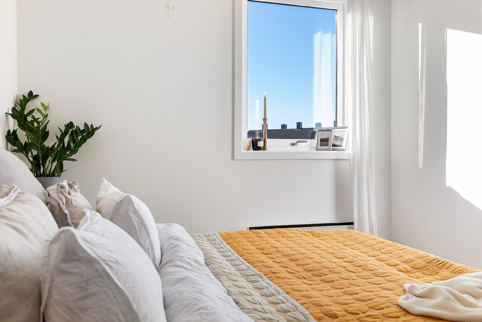 Vindusflater sørger for godt lysinnslipp i hele leiligheten Galleribilde