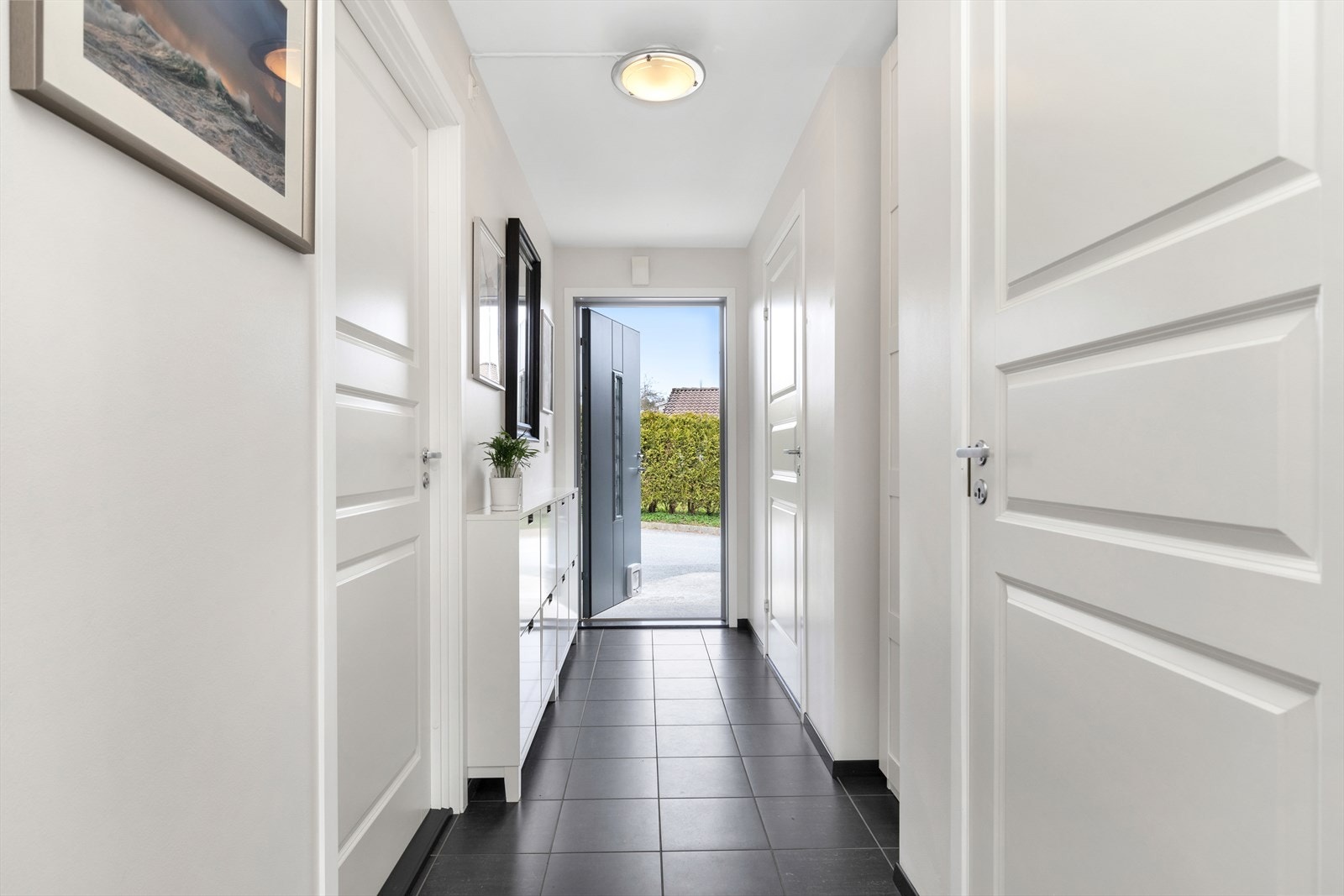 Entrè - velkommen inn! Flislagt gulv med varmekabler Galleribilde