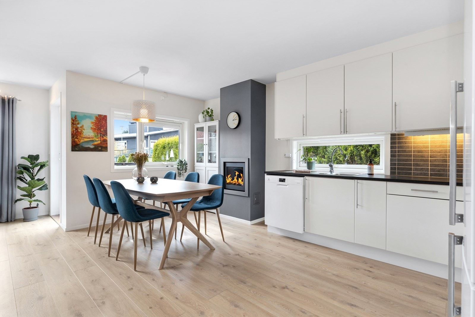 Meget innbydende med flott laminat på gulv og gasspeis Galleribilde