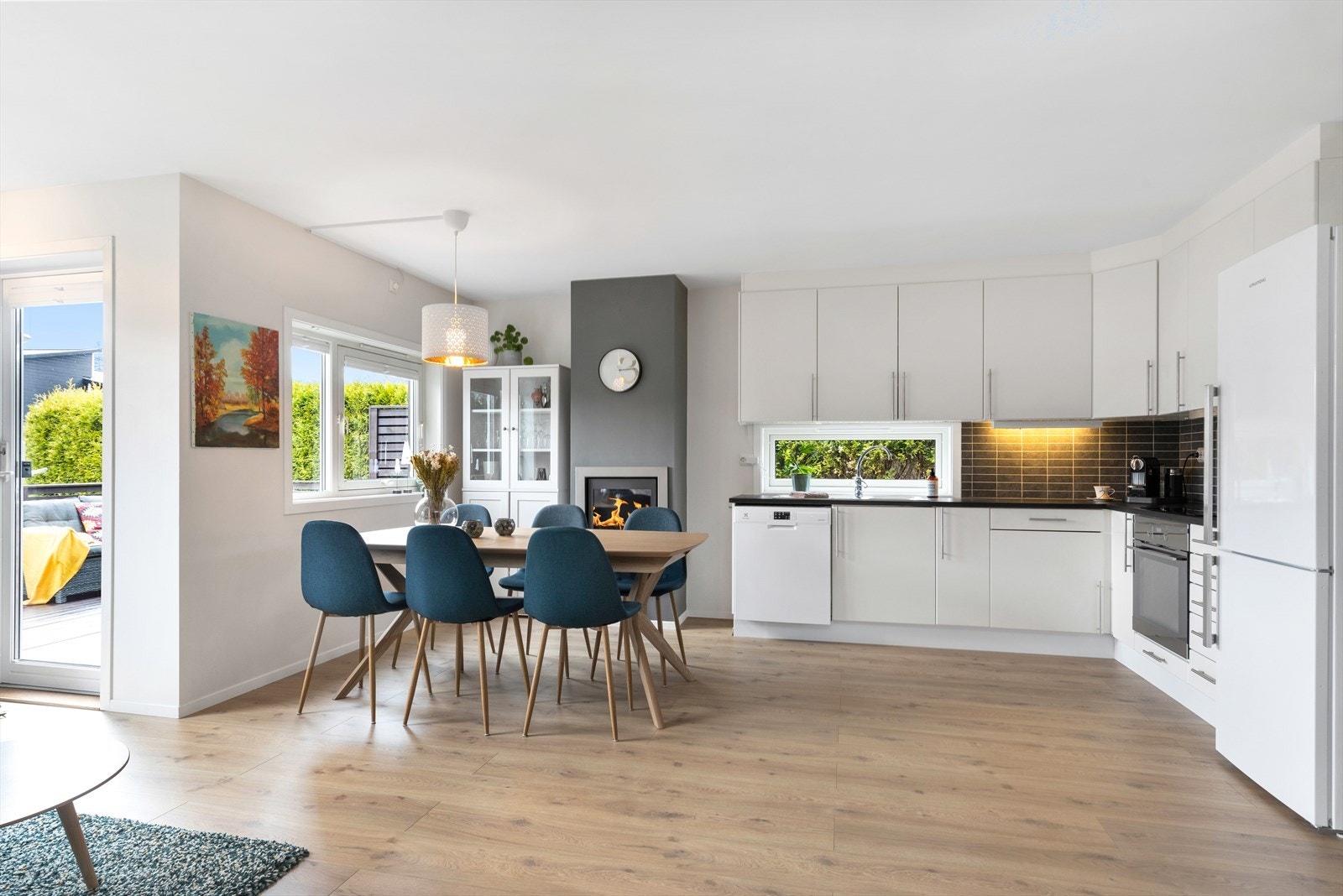 Lys og tidløst kjøkken med god skapplass Galleribilde