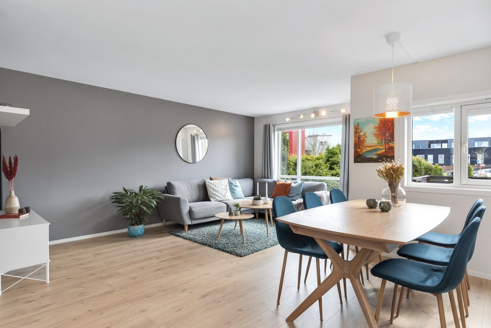 Praktisk åpen løsning mellom stue og kjøkken Galleribilde