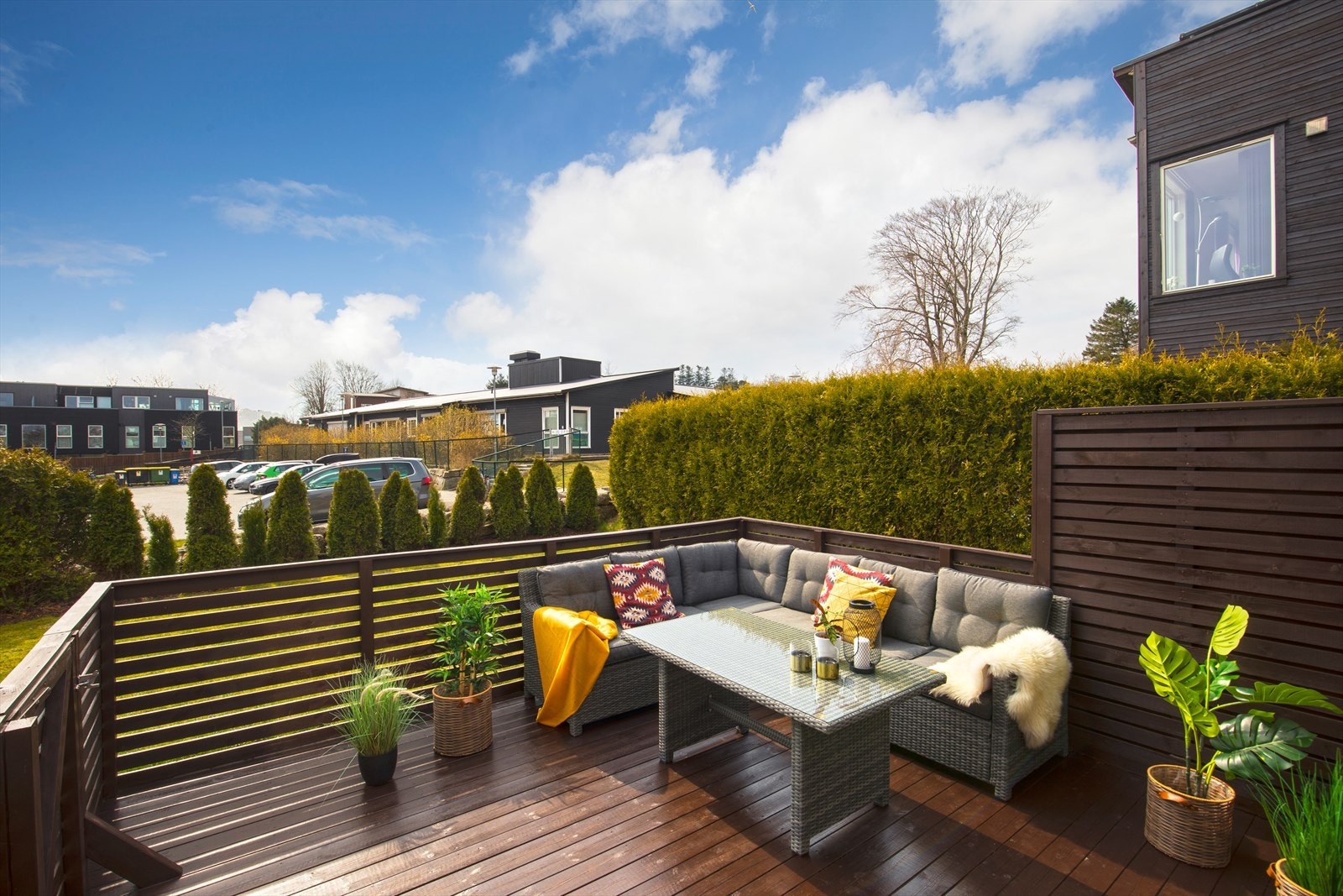 Nydelig uteområde med både terrasse og hage Galleribilde