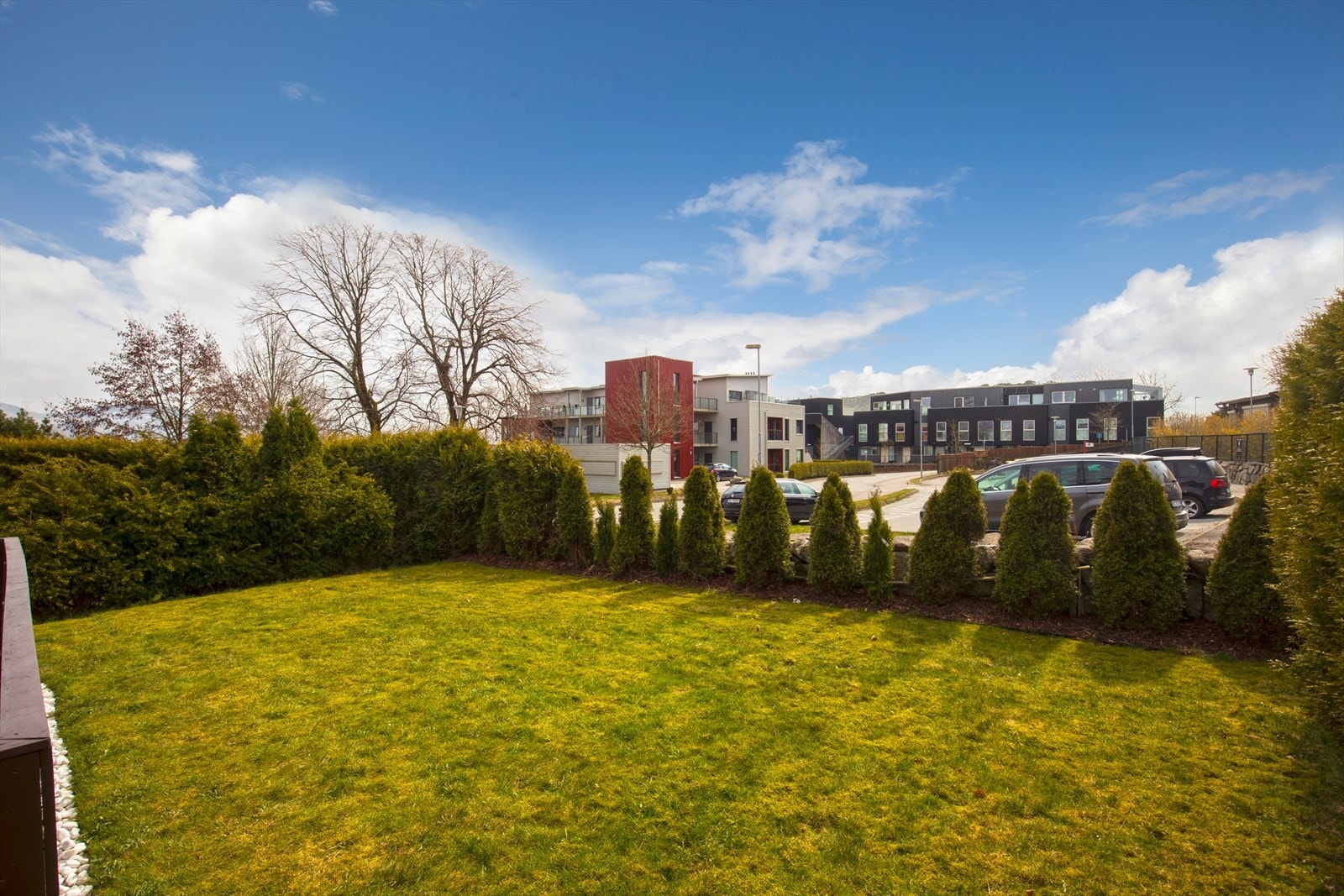 Stor og herlig hage, delvis skjermet Galleribilde