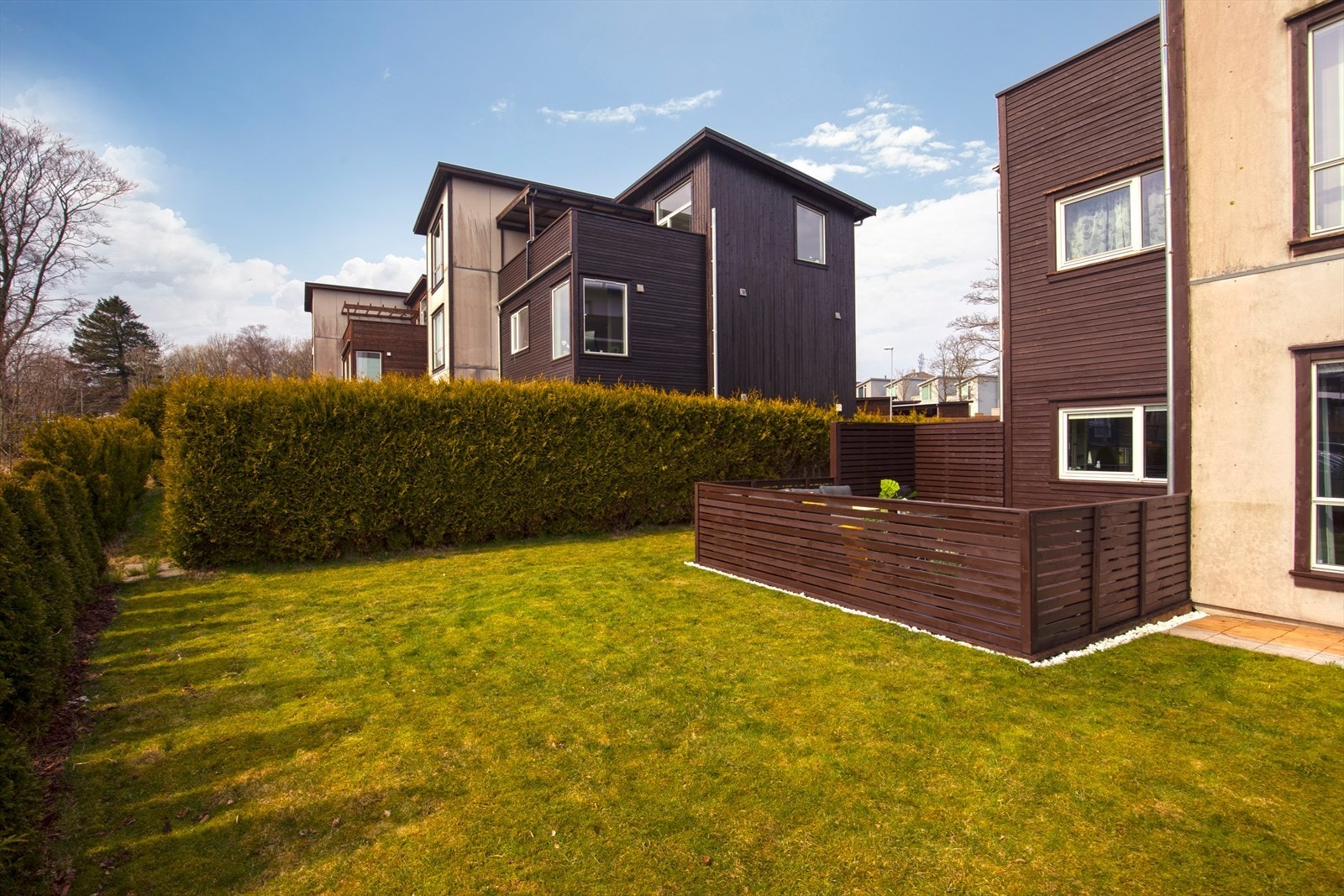 Terrasse har port ut til hagen Galleribilde