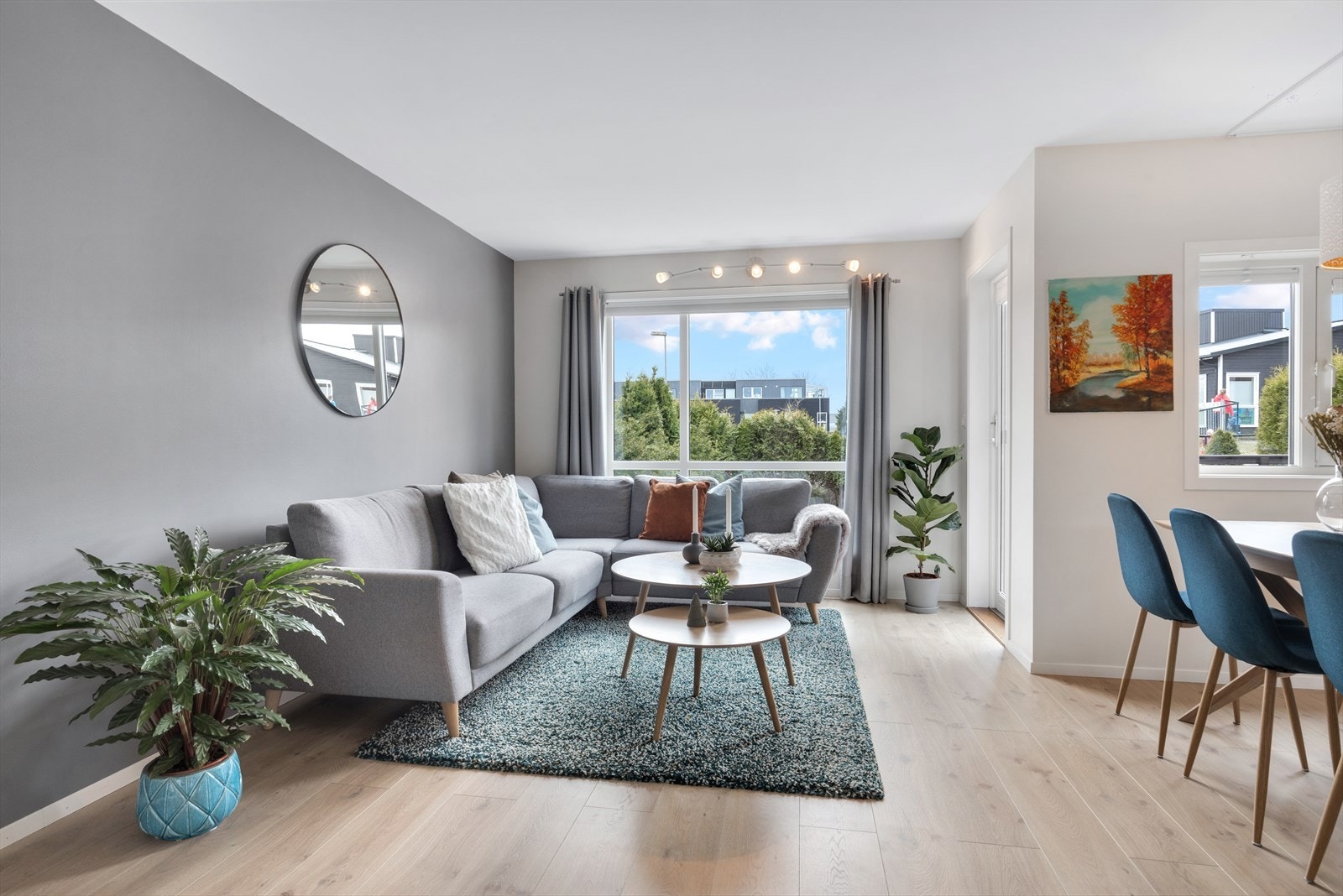 Fra stue er det utgang til terrasse og hage Galleribilde