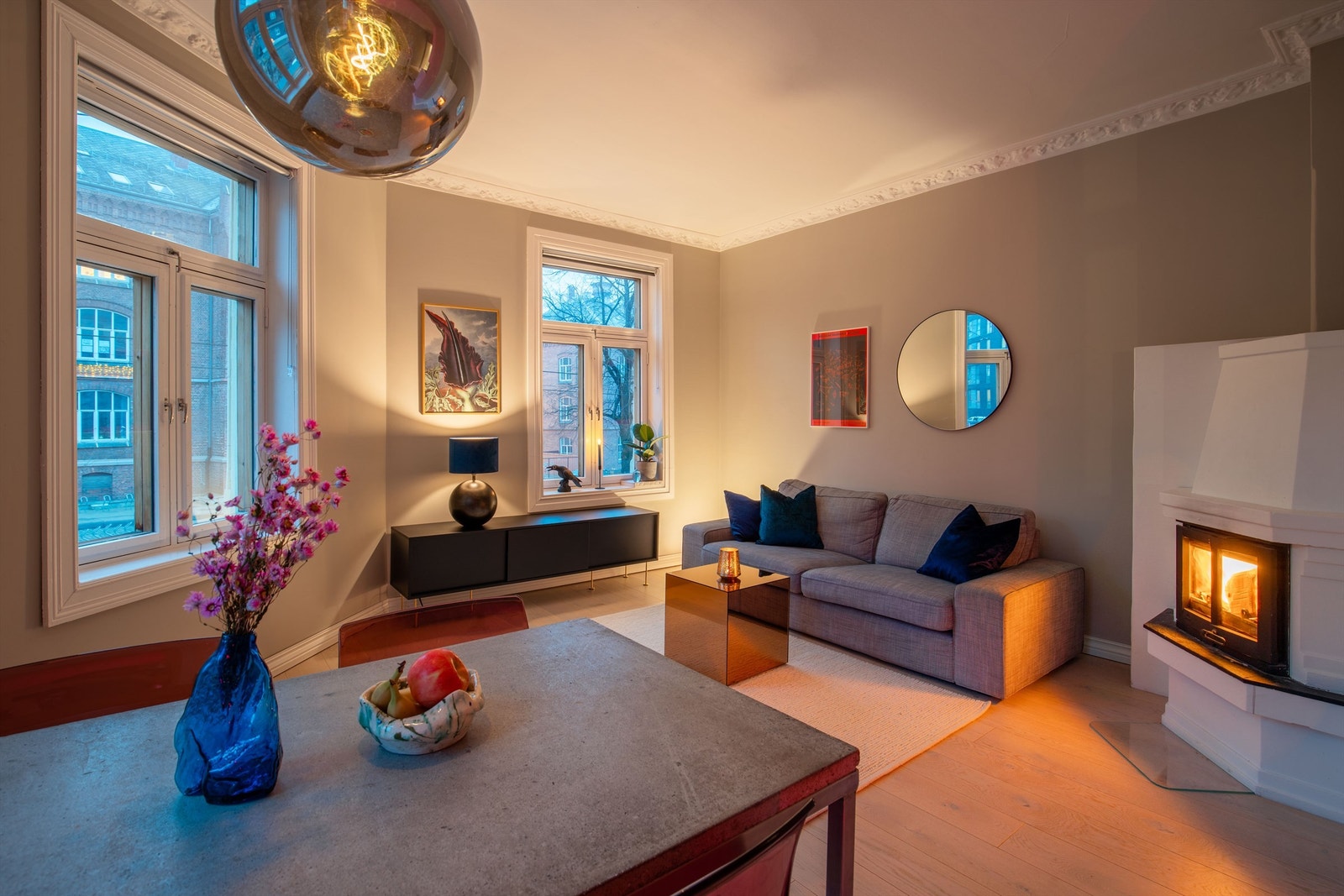 Hjørneleilighet med klassiske detaljer og tre store flater som byr på rikelig med lys Galleribilde