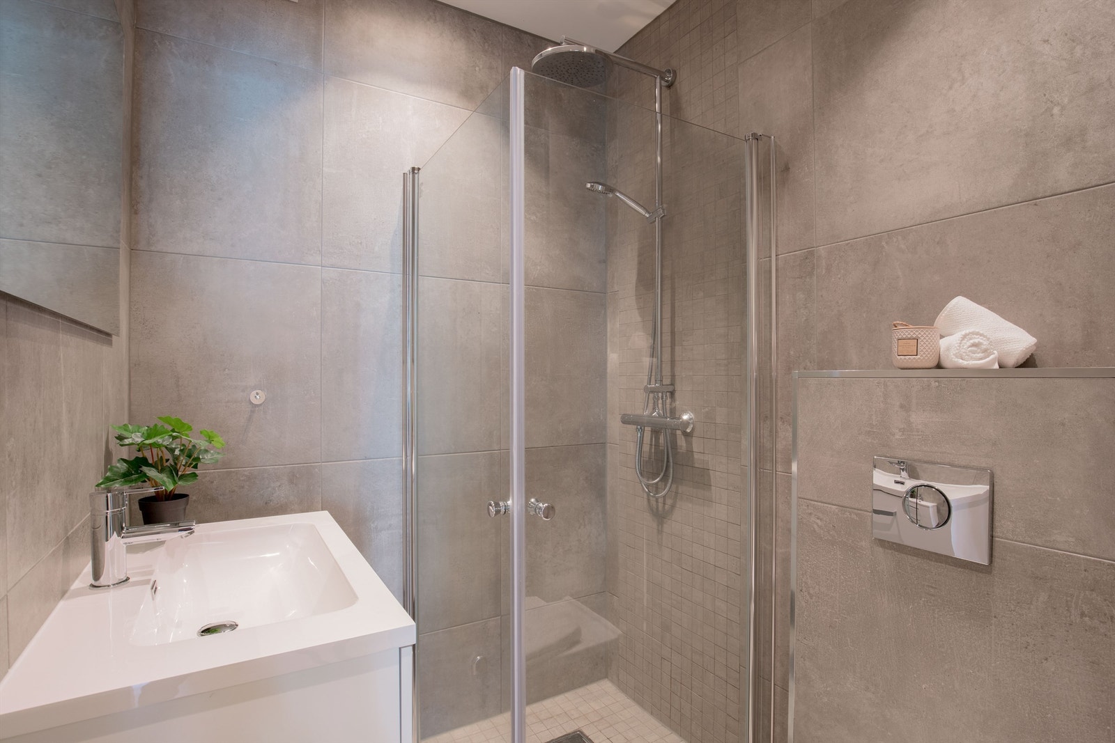 Et moderne bad i en ellers klassisk leilighet. Varmekabler i gulv og lekre fliser Galleribilde