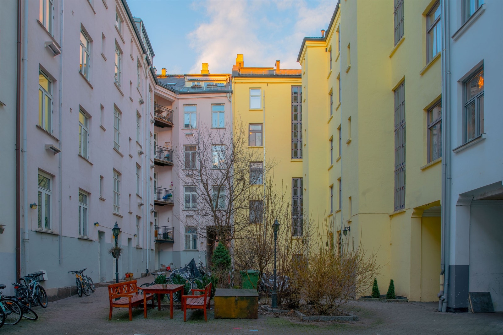 Hyggelig og flott bakgård i klassisk sjarm. Gården er fra 1897 Galleribilde