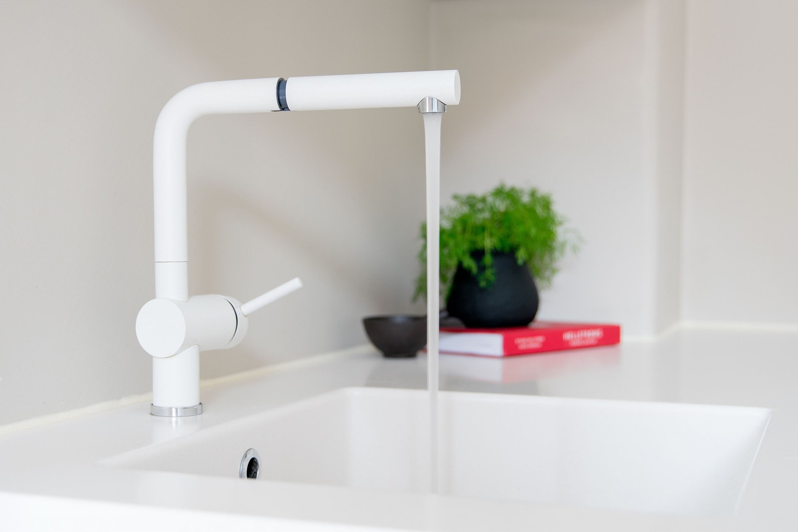 Kjøkkenet består av bla. benkeplate av steinkompositt, integrerte hvitevarer og herlige detaljer Galleribilde