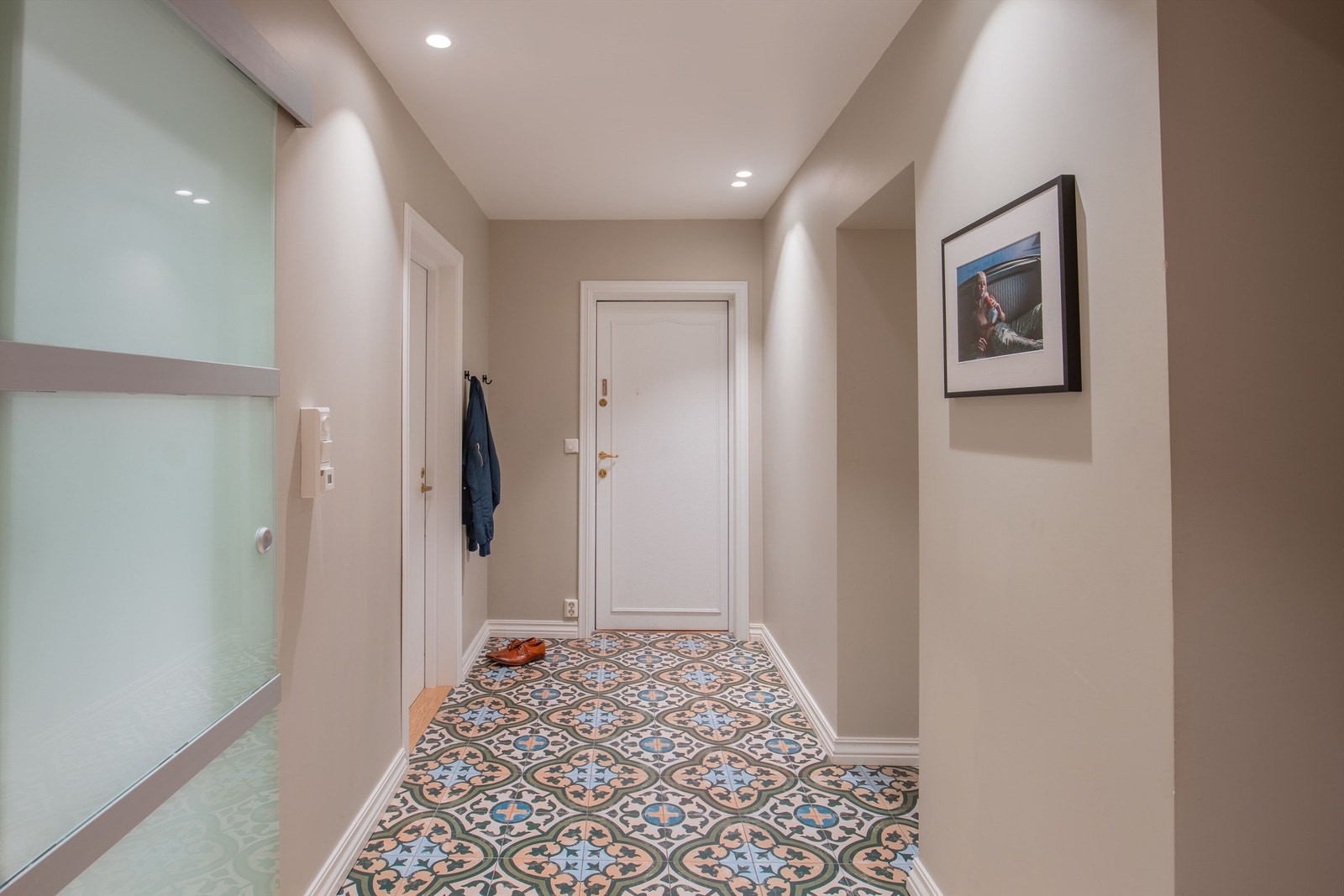 Entré gir tilgang til begge soverom, baderommet og kjøkken i åpen løsning til stuen. Spotter i himlingen Galleribilde