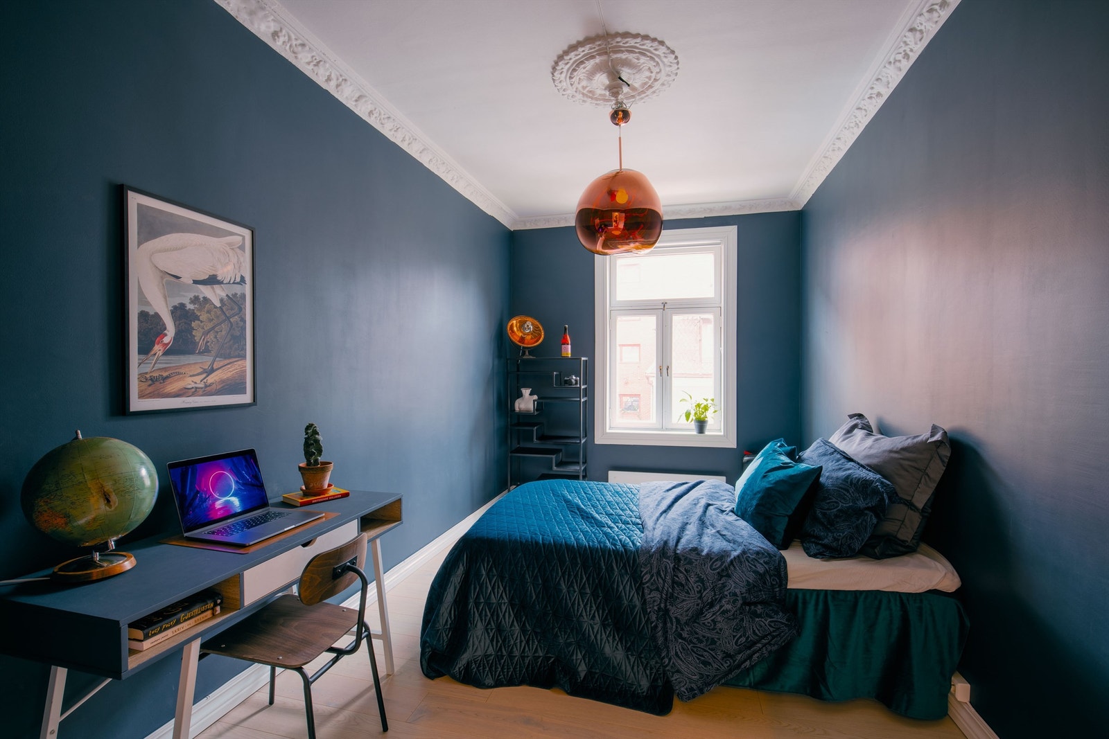 Et flott soverom av god størrelse gir plass til stor dobbeltseng, pult og oppbevaring. Rosett og stukkatur pryder også dette soverommet Galleribilde