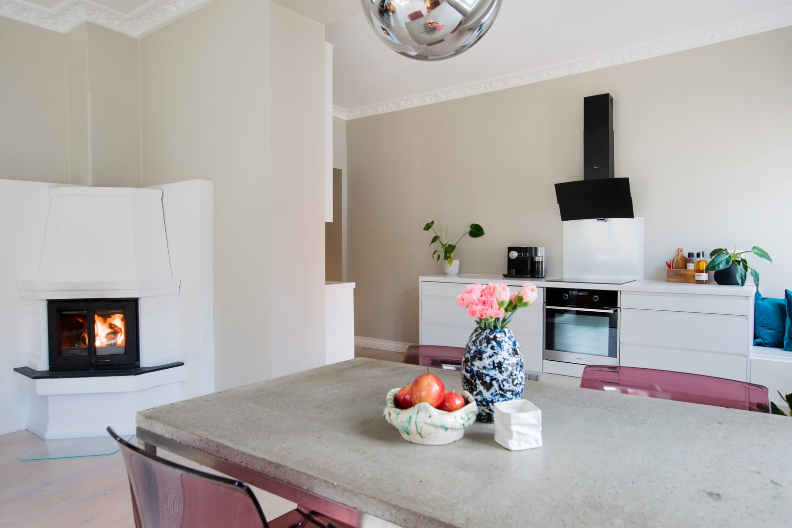 Herlig overgang fra stue til kjøkken i åpen løsning. Kjøkken fra 2017 Galleribilde