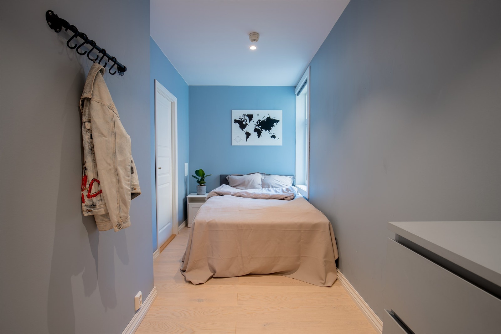 Soverom nummer II byr også på god plass til stor seng og nattbord på siden Galleribilde