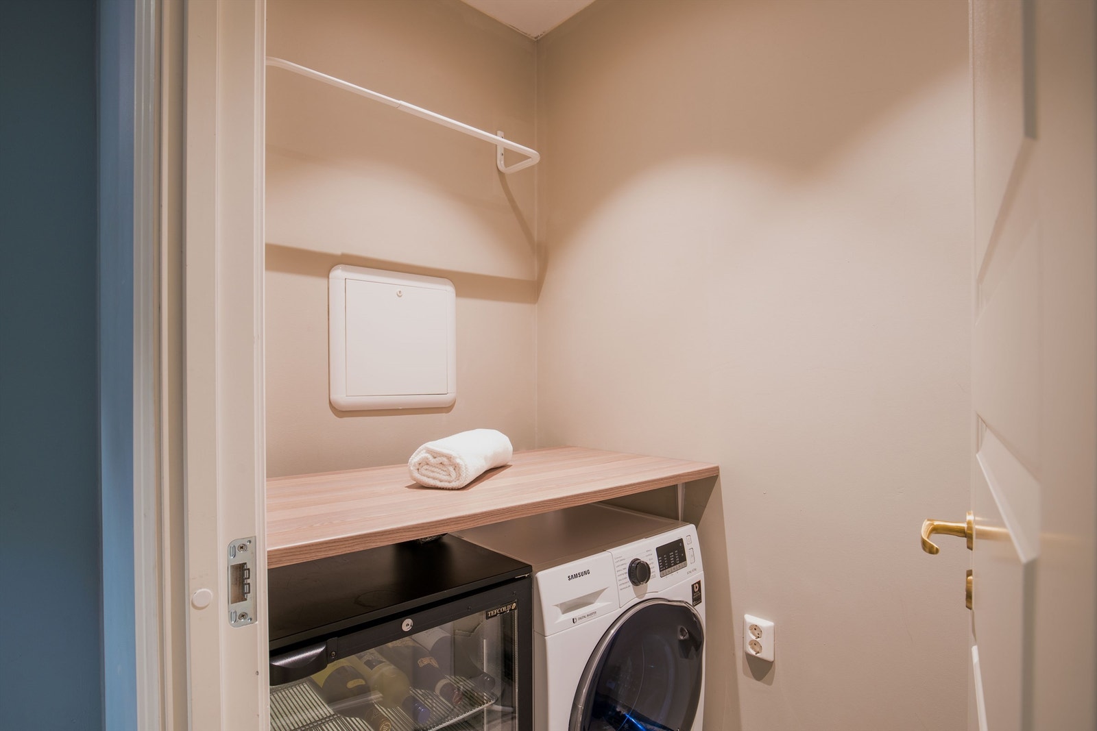 Vaskerom med mulighet for vaskemaskin og tørketrommel Galleribilde