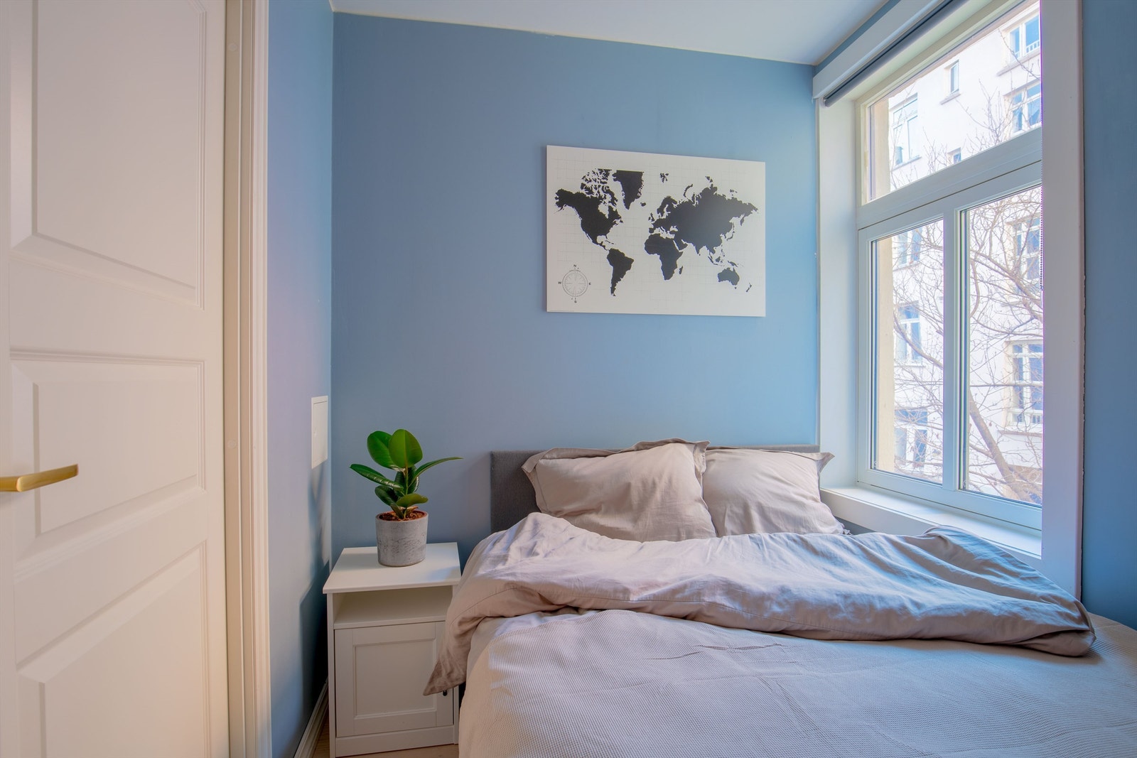 Soverommet vender inn mot herlig bakgård. Her er også tilgang til leilighetens vaskerom Galleribilde