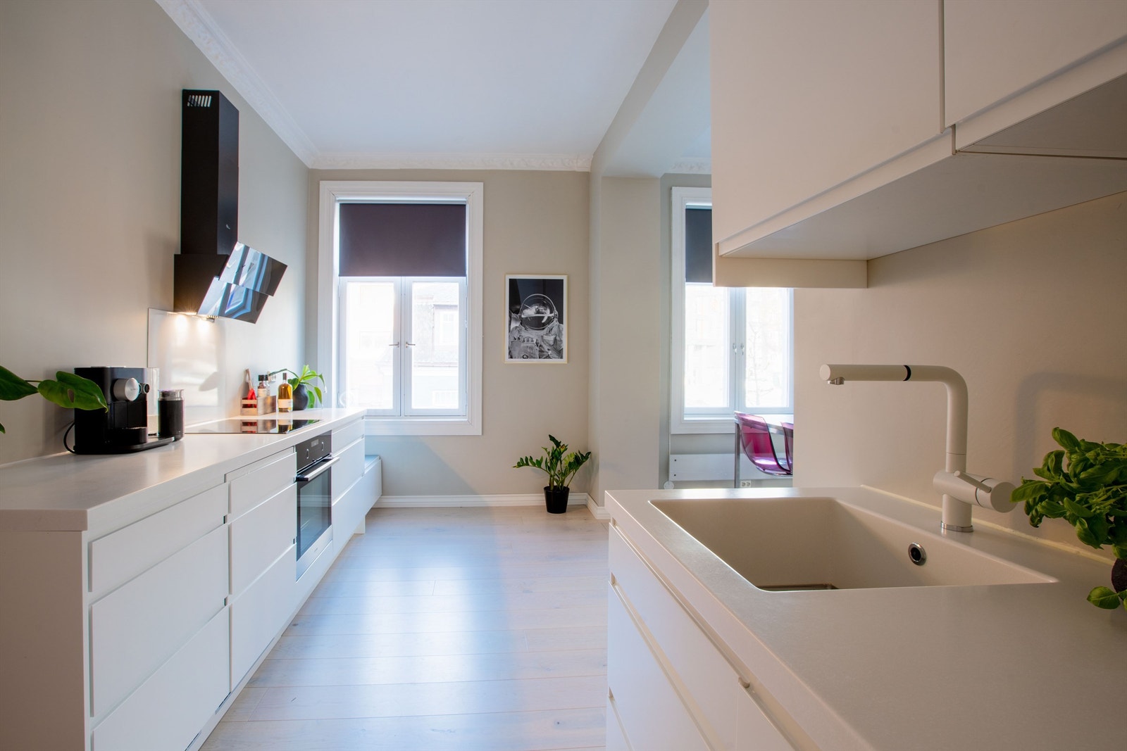 Kjøkken fra 2017. Benkeplate i stein. Godt med arbeidsplass Galleribilde