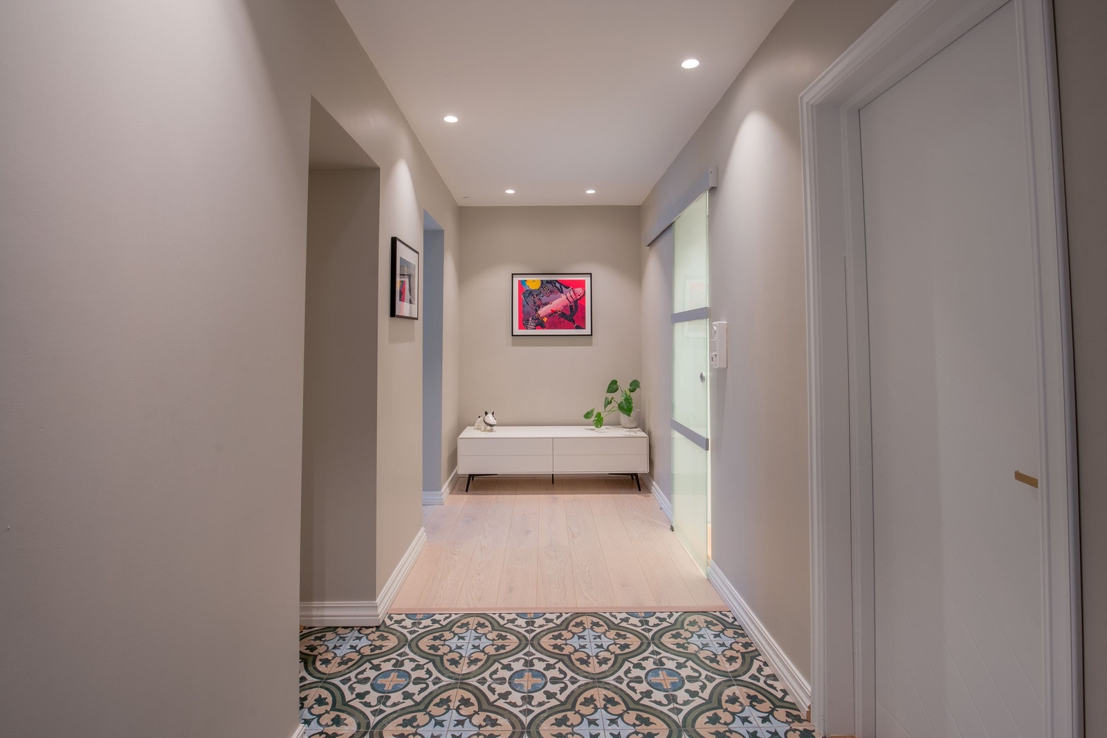 En særdeles flott og stilig entré som er en god kombinasjon av hva leiligheten representerer; det klassiske i kombinasjon med det nye Galleribilde