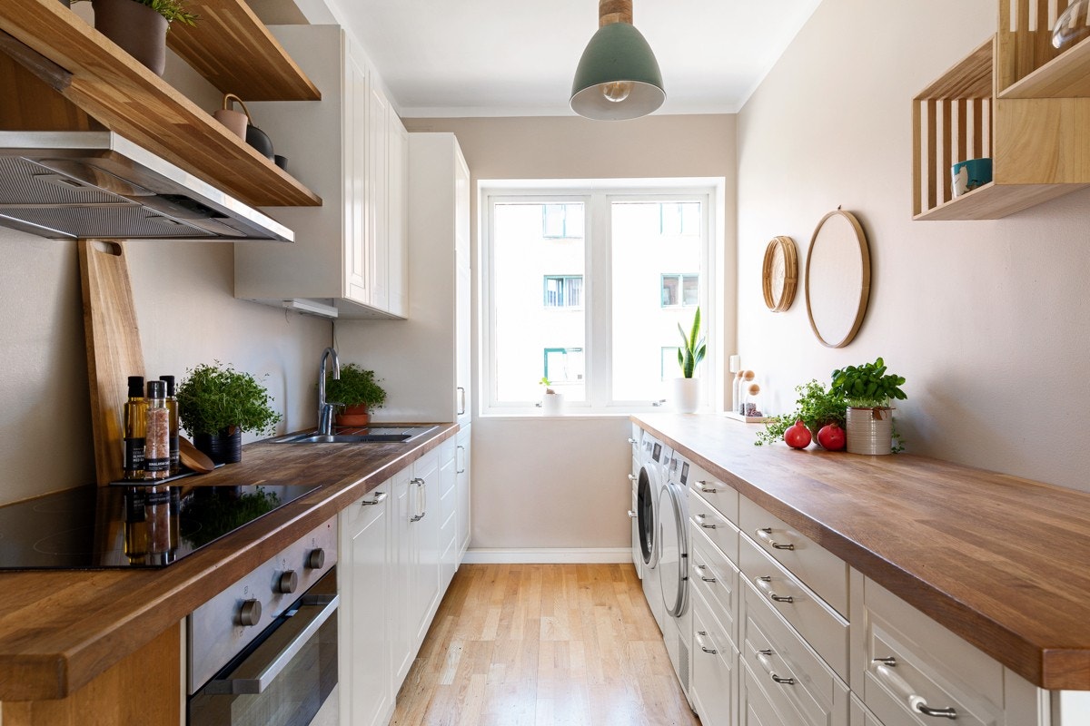 Kjøkkenet ble oppgradert med nye fronter i 2019 og har foruten dette integrerte hvitevarer samt opplegg for vaskemaskin og tørketrommel Galleribilde