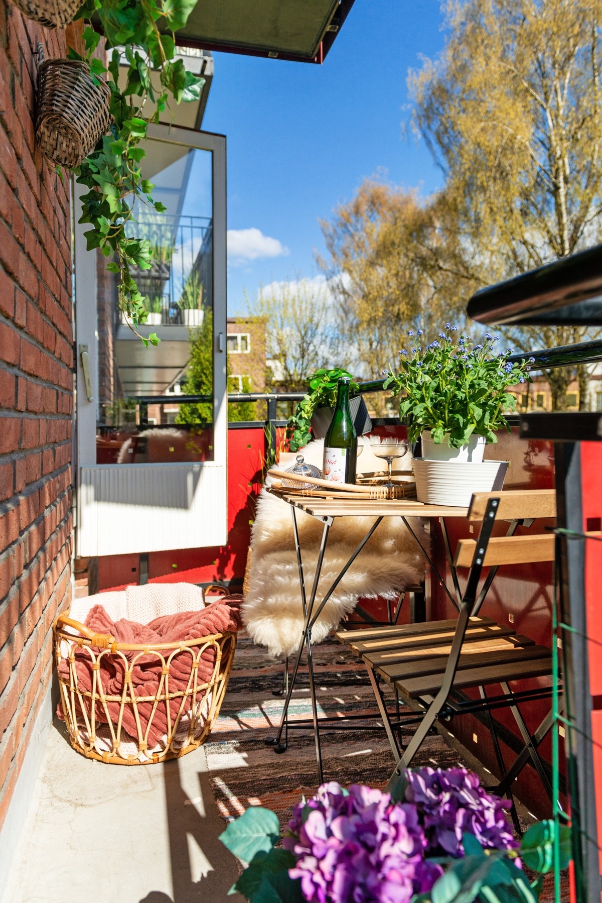 Balkongen har morgen og tidlig ettermiddagssol, i følge selger så har man sol til ca. 15.00 om sommeren på balkongen Galleribilde