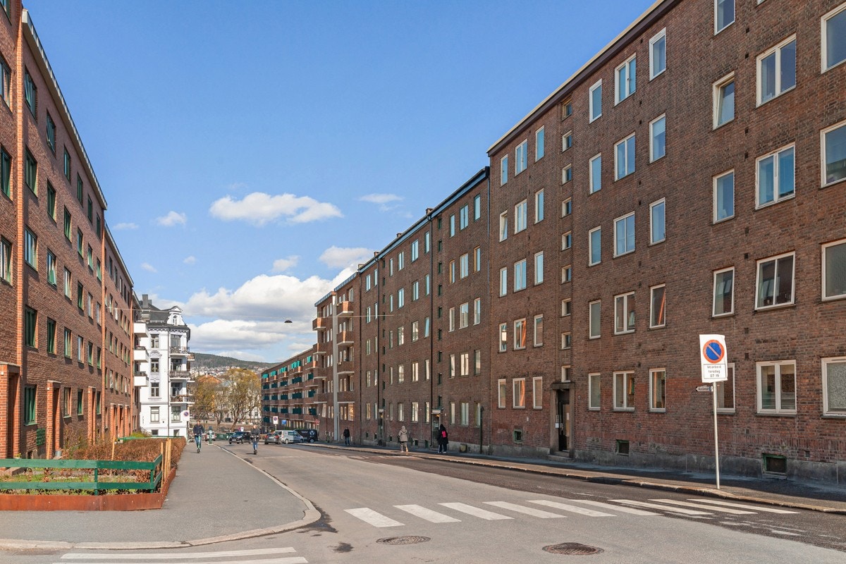 Fasade fra gateplan Galleribilde