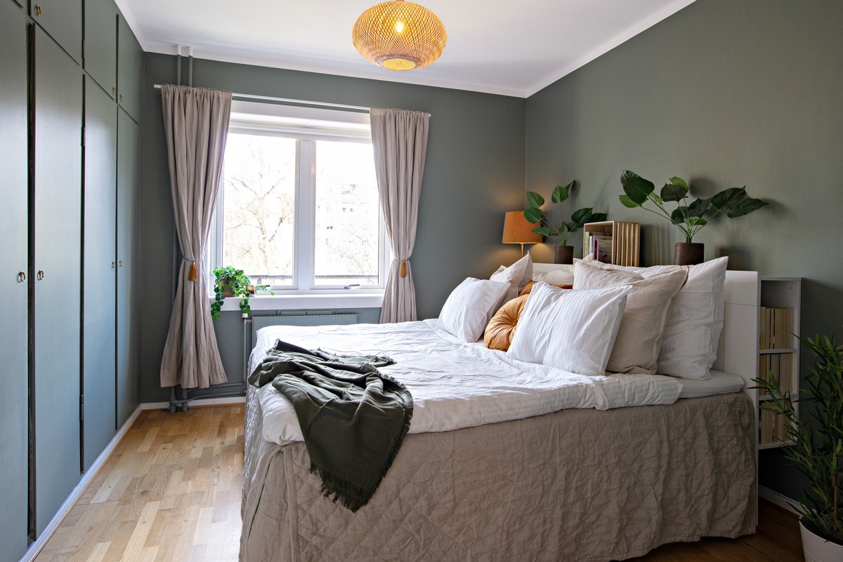 Hovedsoverommet vender mot rolig bakgård og fellesarealer, rikelig med garderobeplass i plassbygde originale garderobeskap Galleribilde