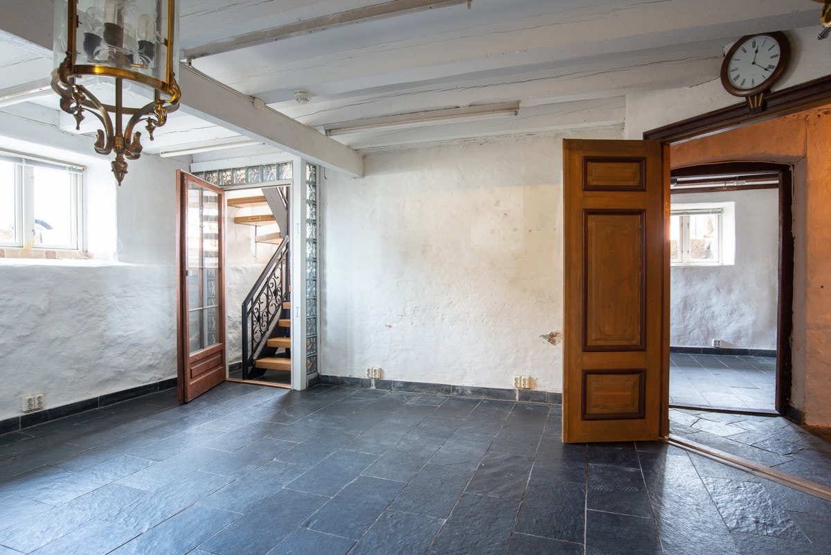 Innredet kjelleretasje med to "enheter" den ene med stue/kjøkken, bad og soverom, den andre med oppholdsrom med kjøkkenkrok samt eget bad Galleribilde