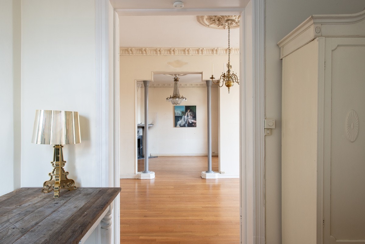 Tre stuer på rad. Galleribilde