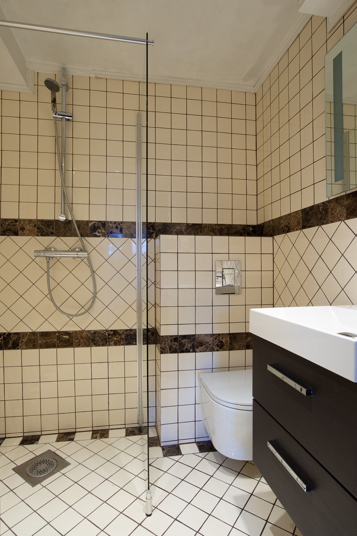 Nyere flislagt bad II i kjeller. Galleribilde