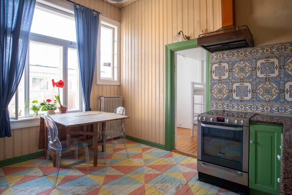 Det opprinnelige kjøkkenet med stort vindu mot øst og morgenlyset. Lite pikeværelse innenfor. Galleribilde