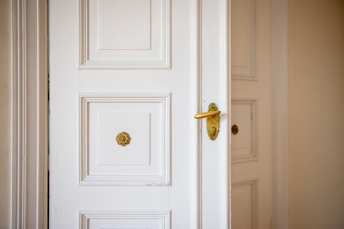 Tofløyede dører med nydelige messinghåndtak. Galleribilde