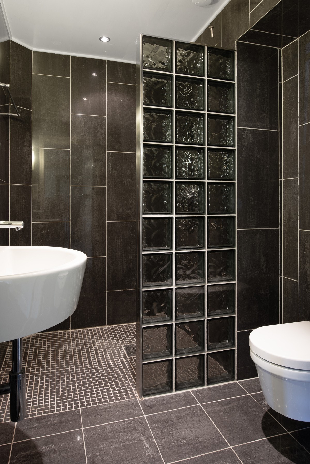 Nyere flislagt bad I i kjeller. Galleribilde