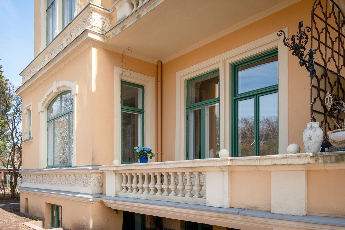 Overbygget balkong mot vest og parken. Galleribilde