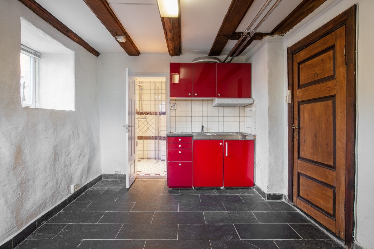 Kjøkkenkrok i den ene kjeller"delen". Galleribilde