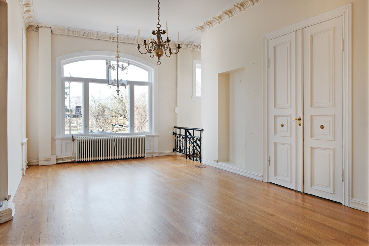 Originale detaljer som stukkatur, fløydører og brystningspaneler er bevart. Et godt utgangspunkt for å skape den ultimate liebhaberleilighet. Galleribilde