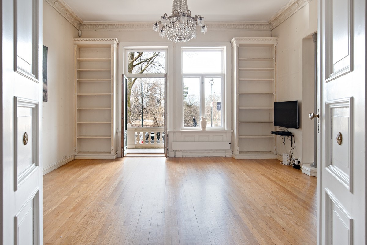 Fra de tre stuene og balkongen som vender mot vest er det uhindret utsikt til en av byens fineste parker. Galleribilde