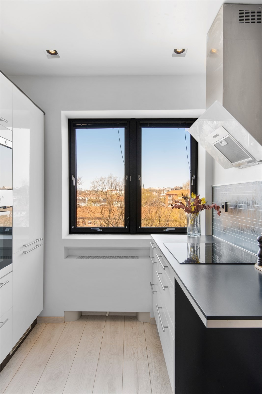 Kjøkkenet byr på en fin kombinasjon av skap- og benkeplass, som gjør det enkelt å tilberede et hvert måltid. Galleribilde