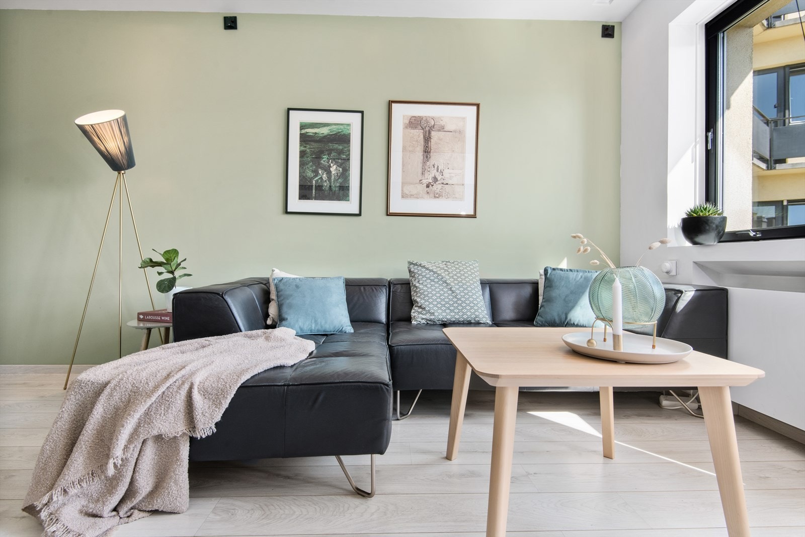 Her er det god plass til sofagruppe, mediebenk og tilhørende møblement. Galleribilde