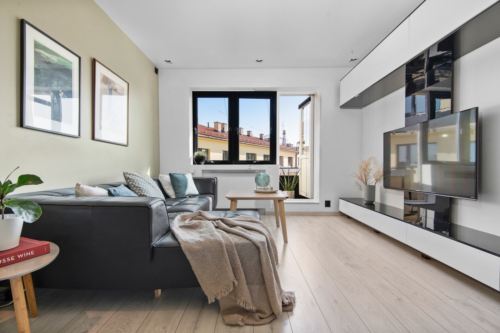 Leilighetens store samlingspunkt, stuen. Galleribilde