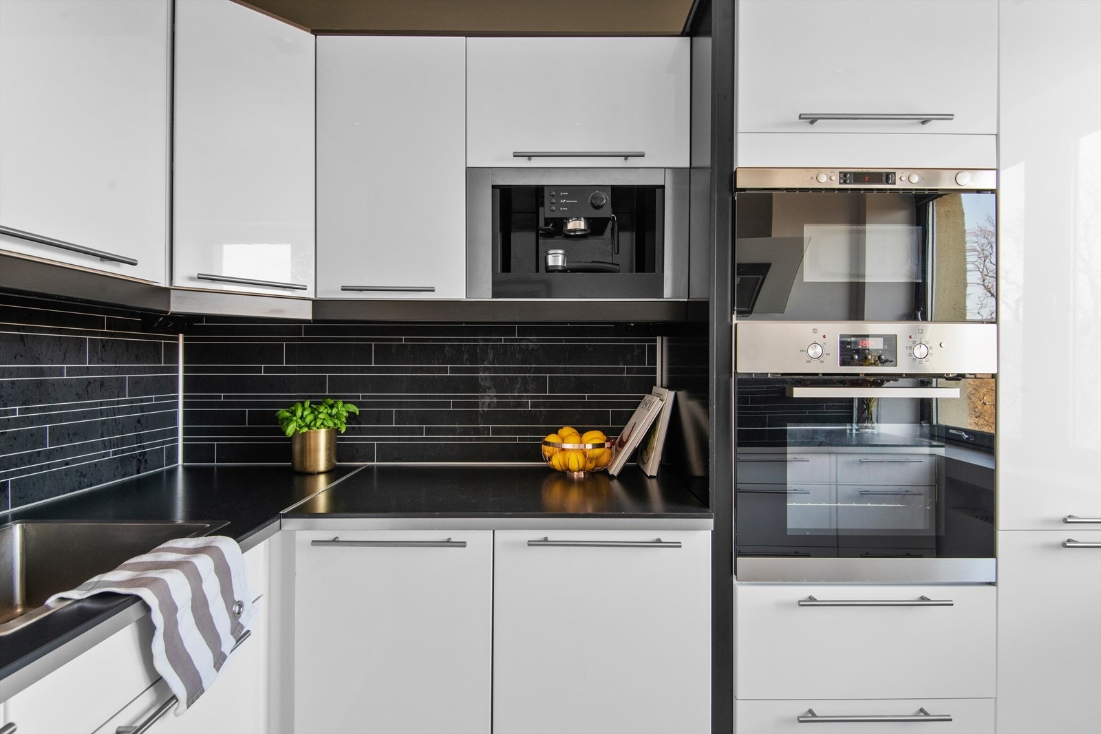 Boligen har et delikat og arbeidsvennlig kjøkken. Galleribilde