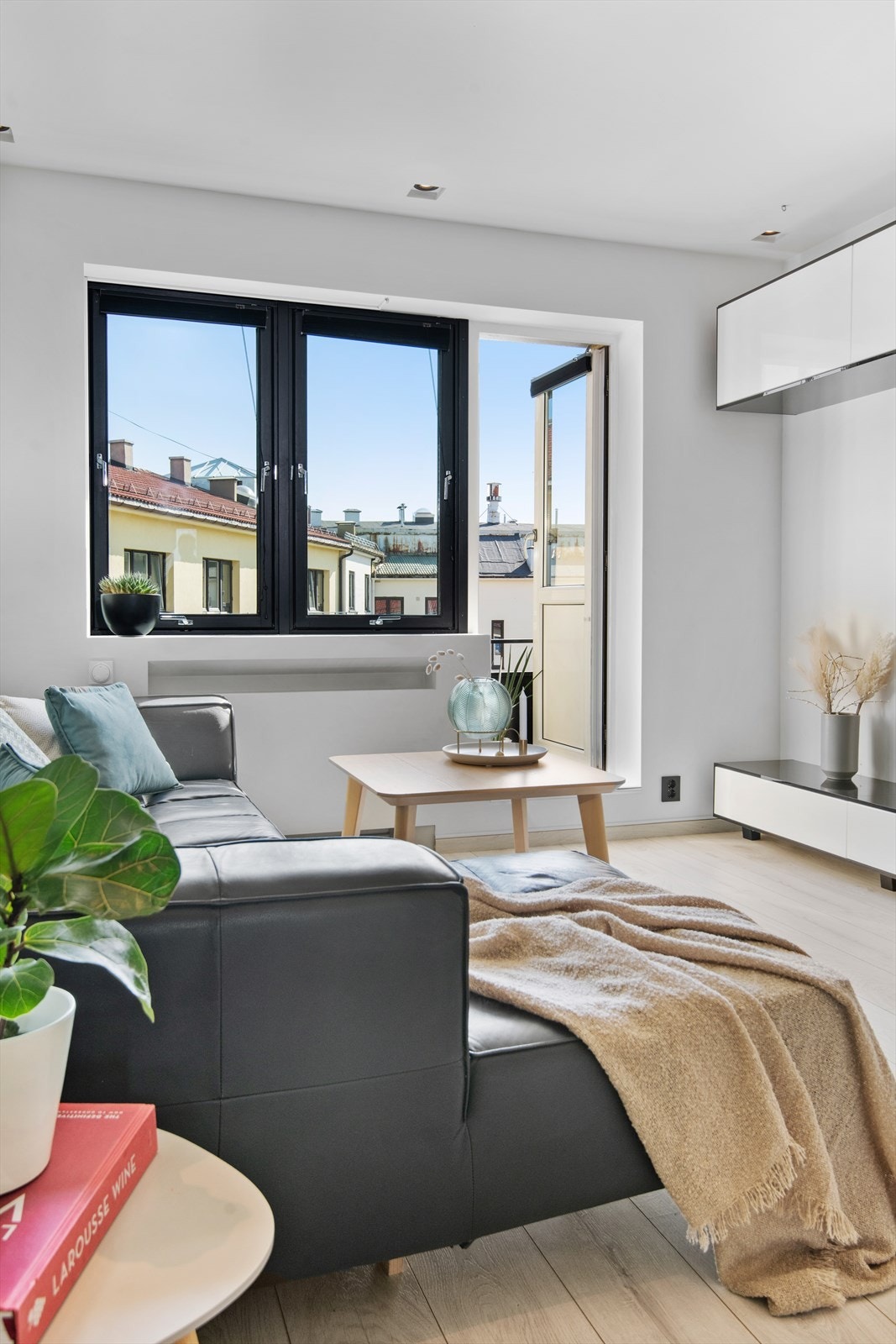 Stuen er romslig, og de store vindusflatene fra 2009 slipper inn rikelig med naturlig lys som gir en god atmosfære i rommet. Galleribilde