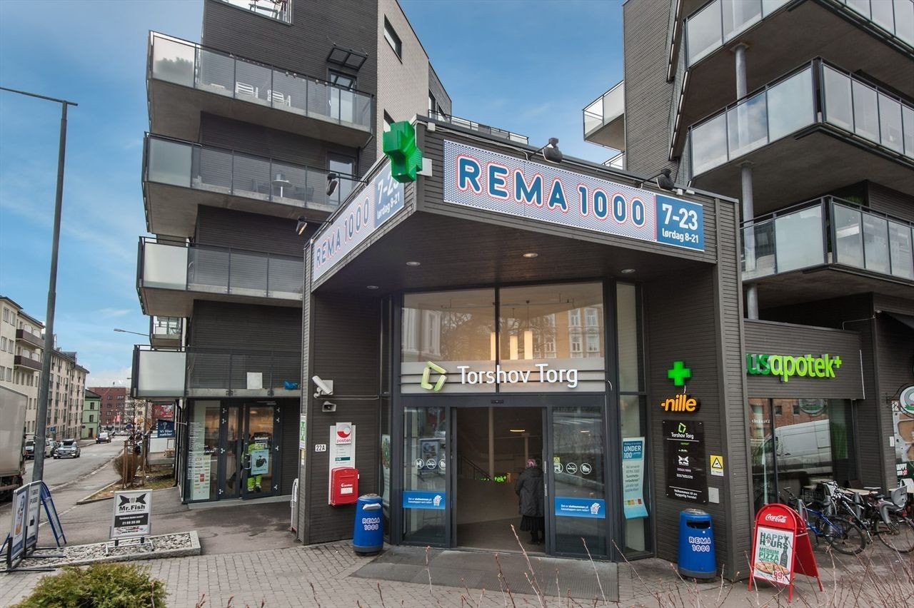 Rett i nærheten finner du Torshov Torg som byr på bl.a. Rema 1000, sushirestaurant, apotek, blomsterbutikk m.m. Galleribilde