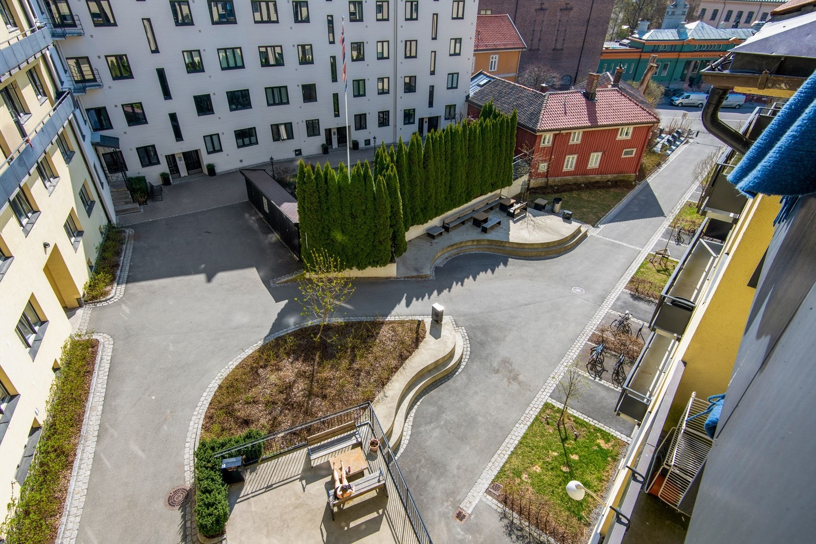 Fra balkongen har du hyggelig utsikt over borettslagets pent opparbeidet bakgård. Galleribilde